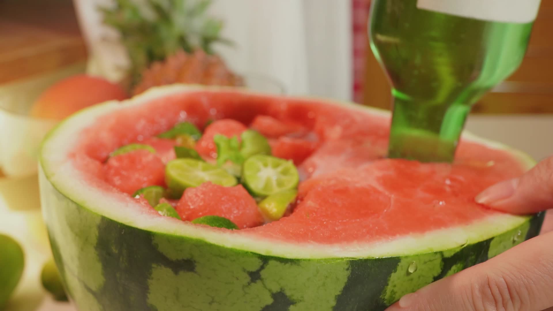 夏季西瓜水果酒视频的预览图
