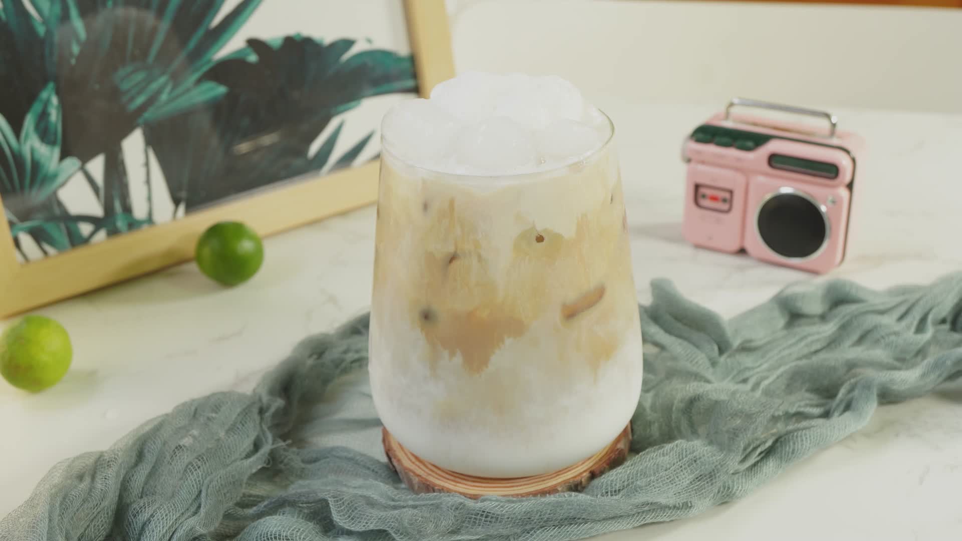 椰云拿铁冰咖啡美式摩卡视频的预览图