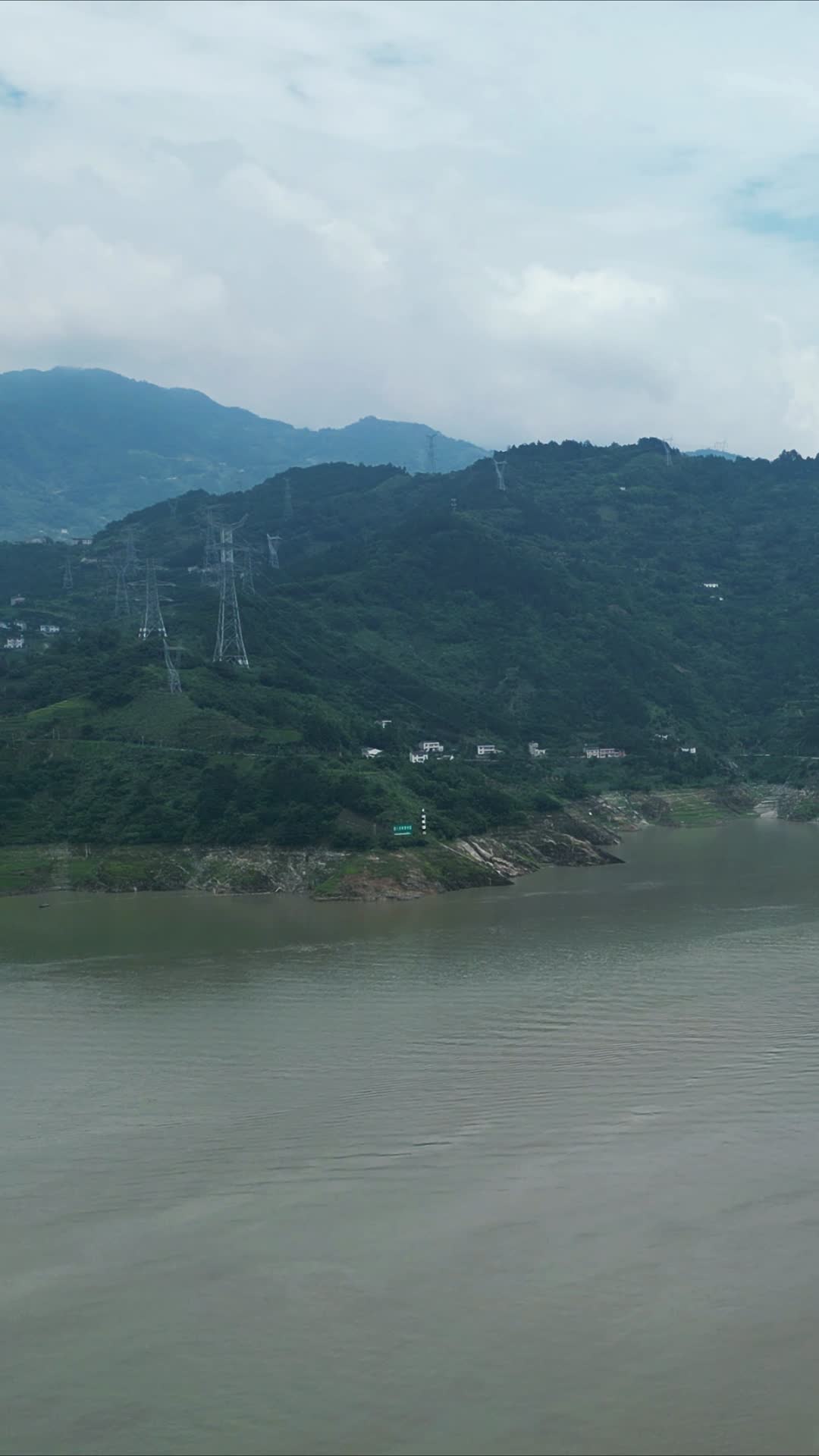 航拍母亲河长江三峡竖屏视频的预览图