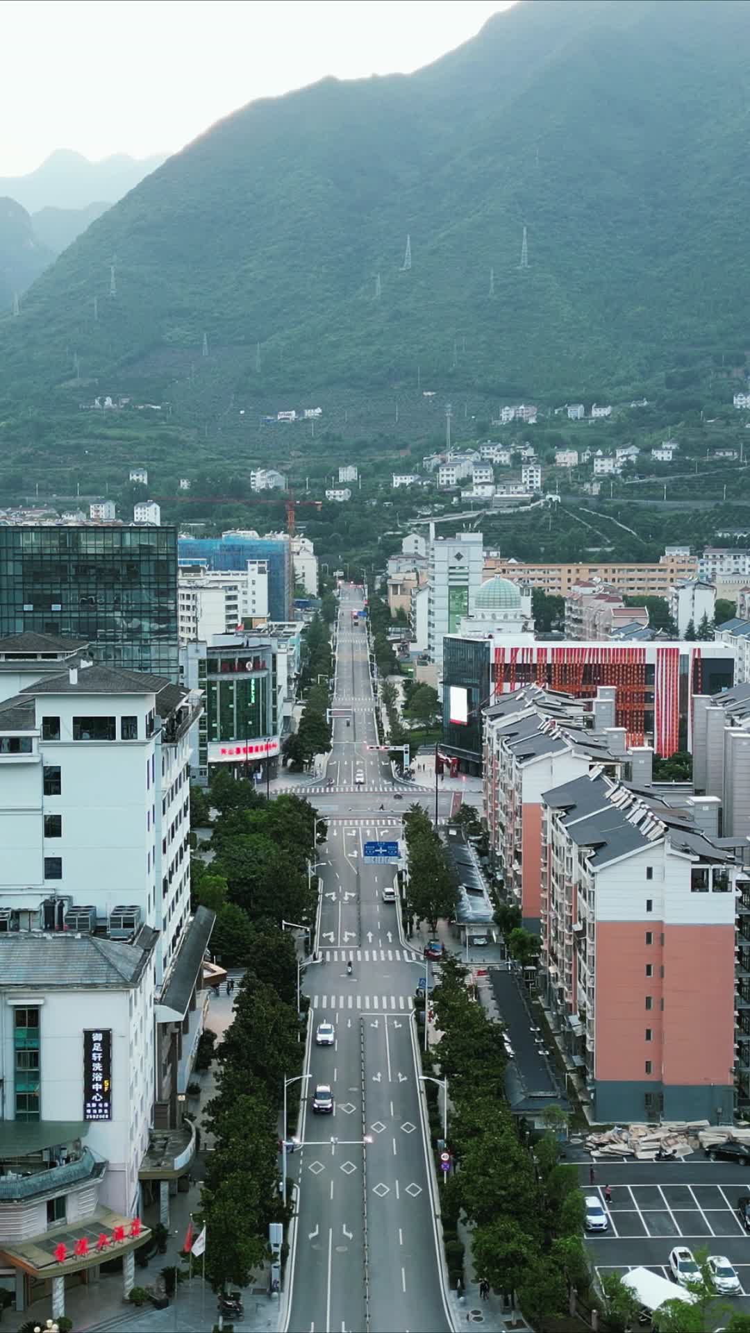 湖北襄阳新山县城市建设竖屏航拍视频的预览图