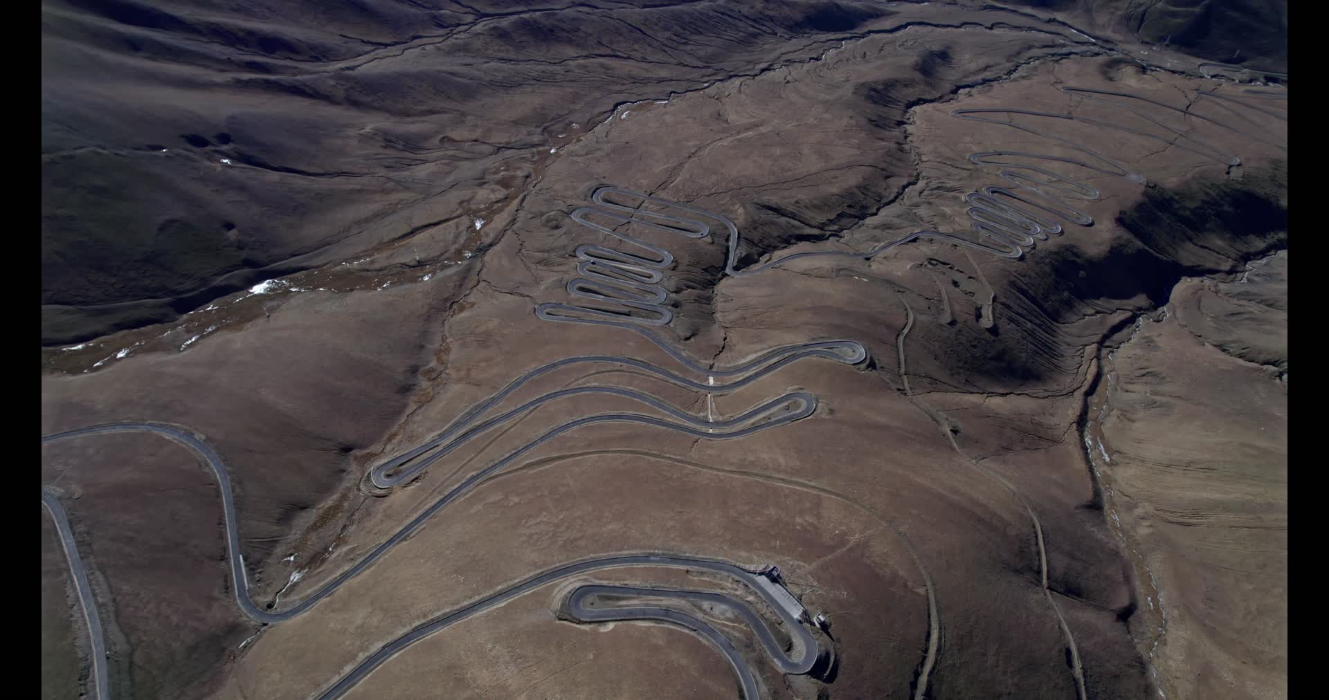 4k高清航拍西藏汽车行驶在公路上高原风景自然风光视频的预览图