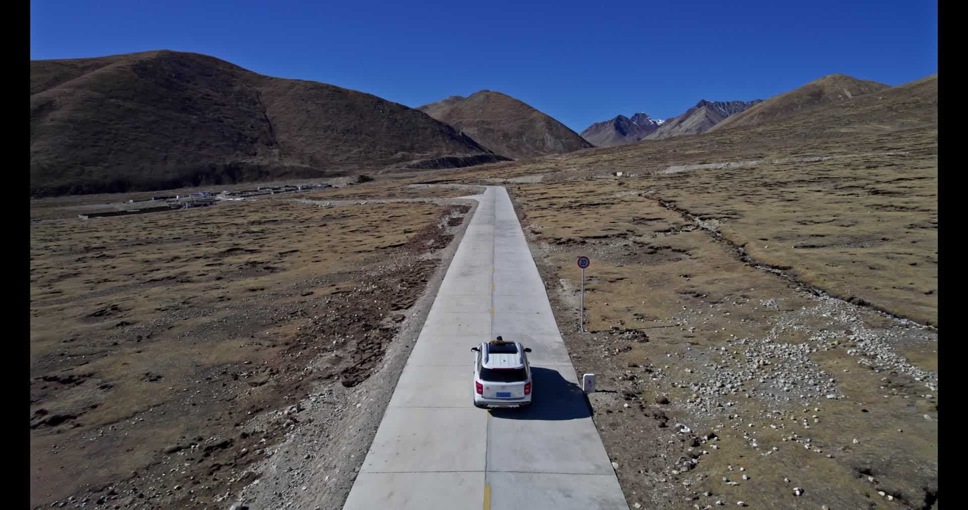 4k高清航拍西藏高原汽车行驶在公路上自然风光视频的预览图