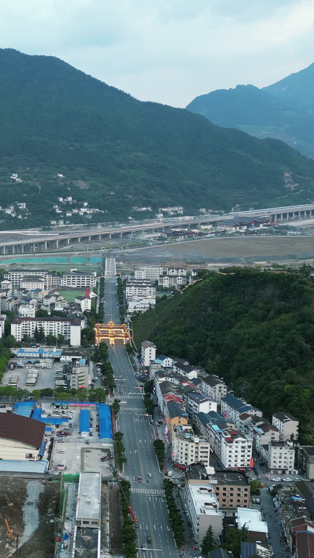 湖北襄阳新山县城市建设竖屏航拍视频的预览图