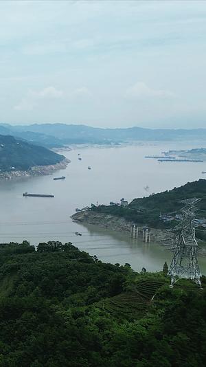 航拍长江三峡货运轮船竖屏视频的预览图