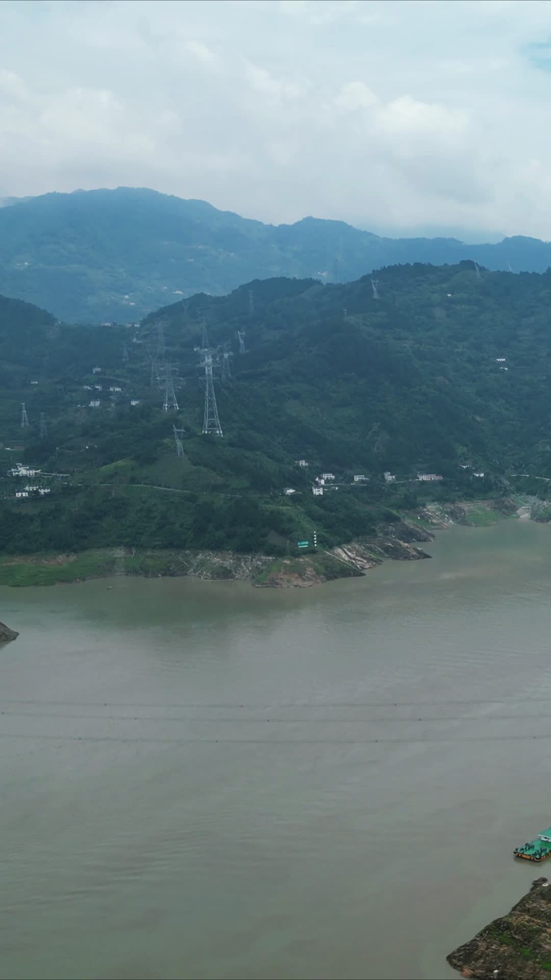 航拍长江三峡货运轮船竖屏视频的预览图