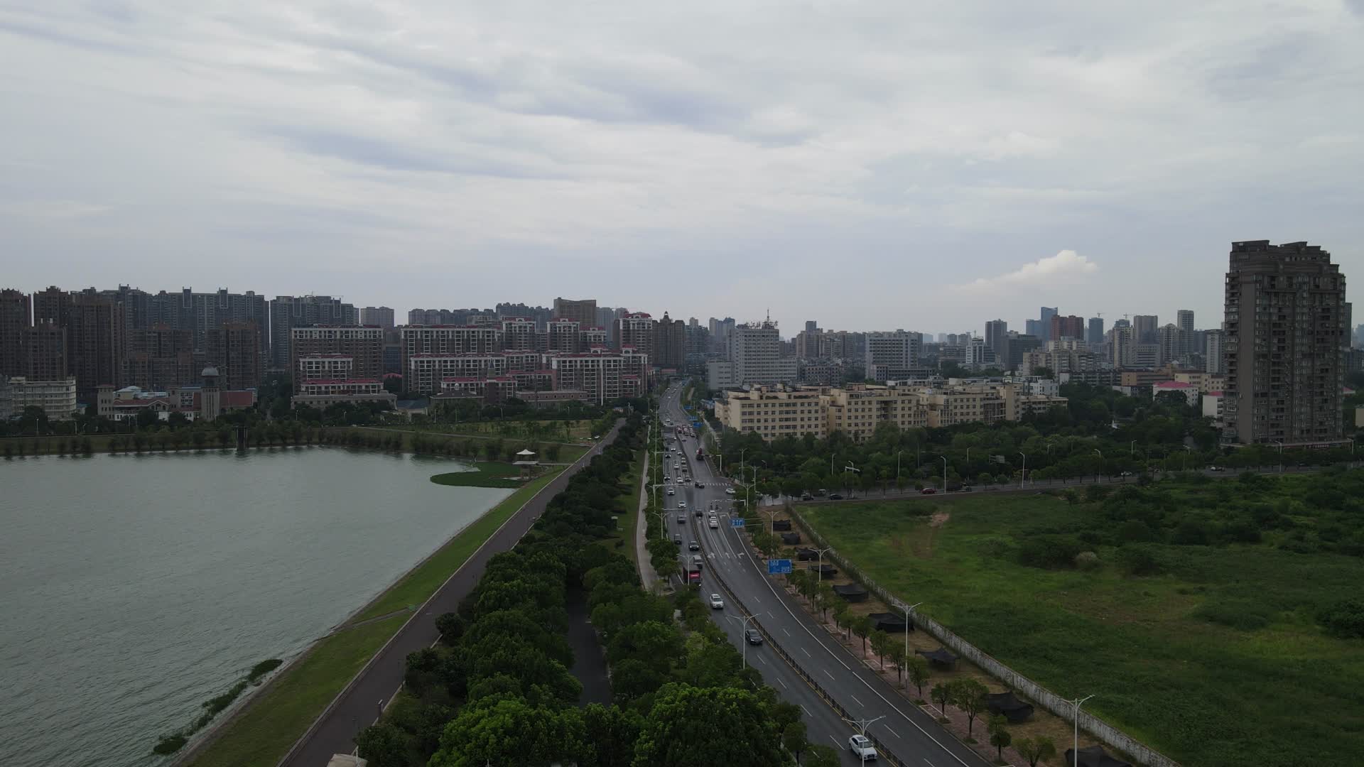 航拍江西九江沿江交通车辆行驶视频的预览图