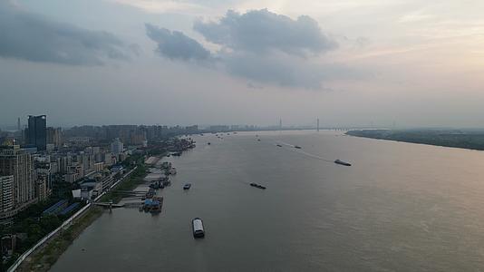 航拍长江货运大船水运交通视频的预览图