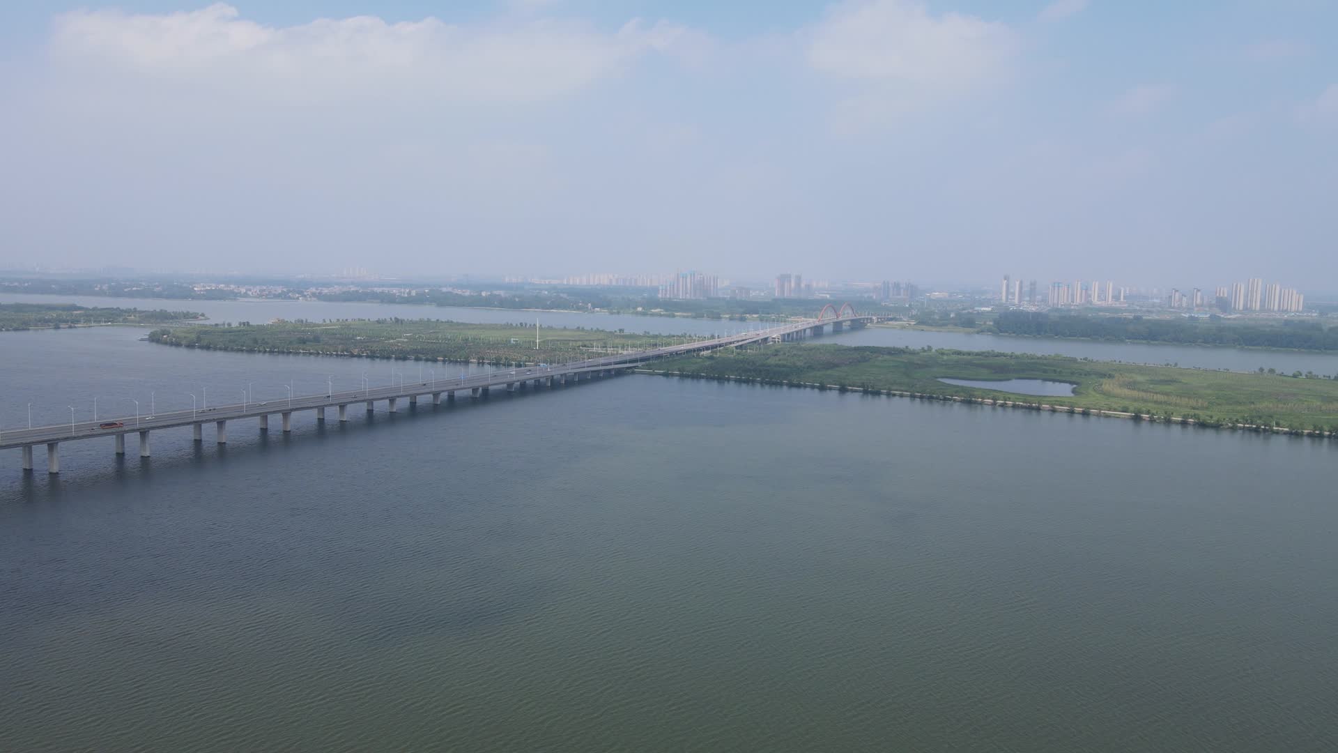 航拍湖北襄阳汉江东津大桥交通视频的预览图