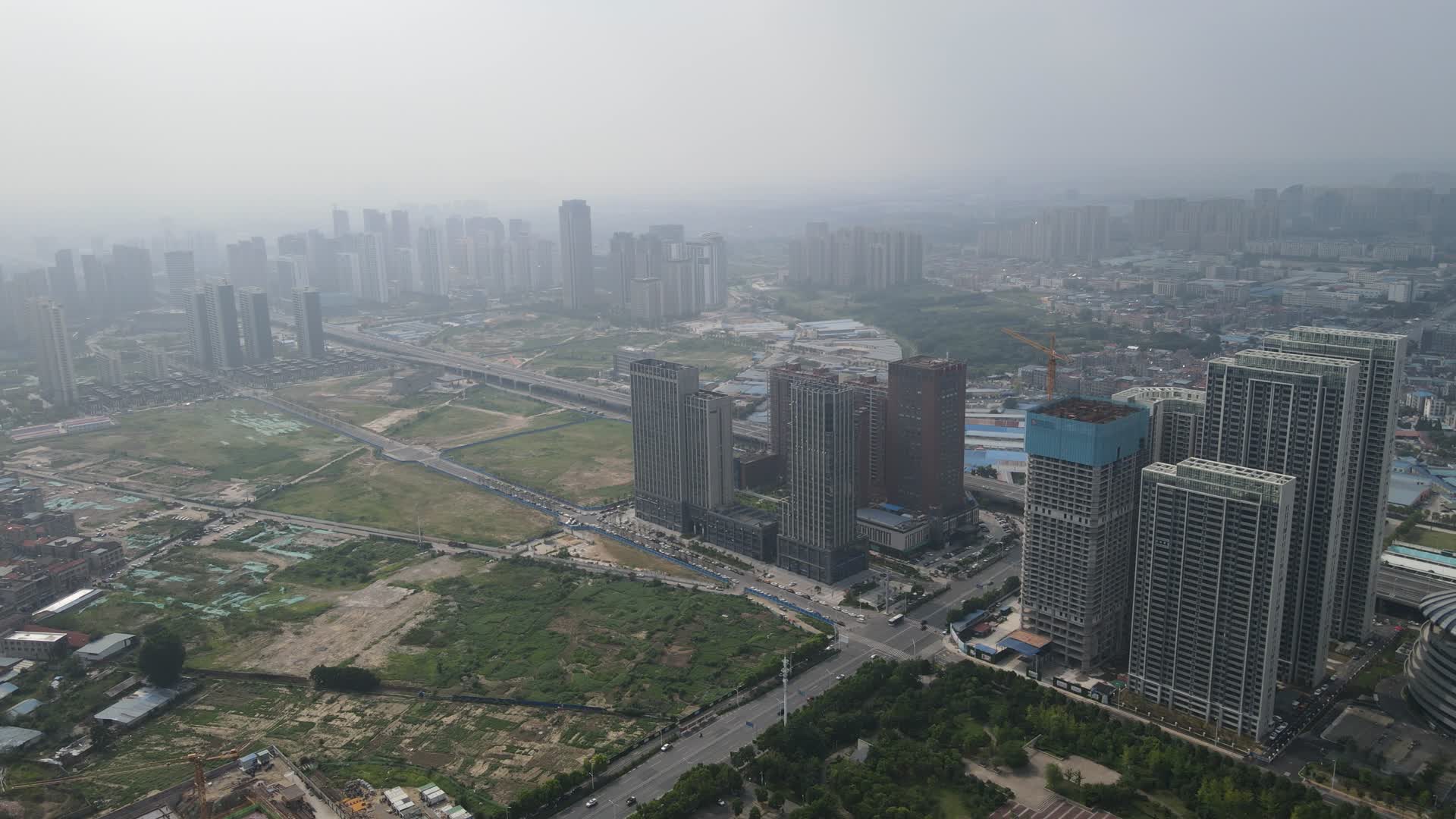 航拍湖北襄阳城市建设视频的预览图