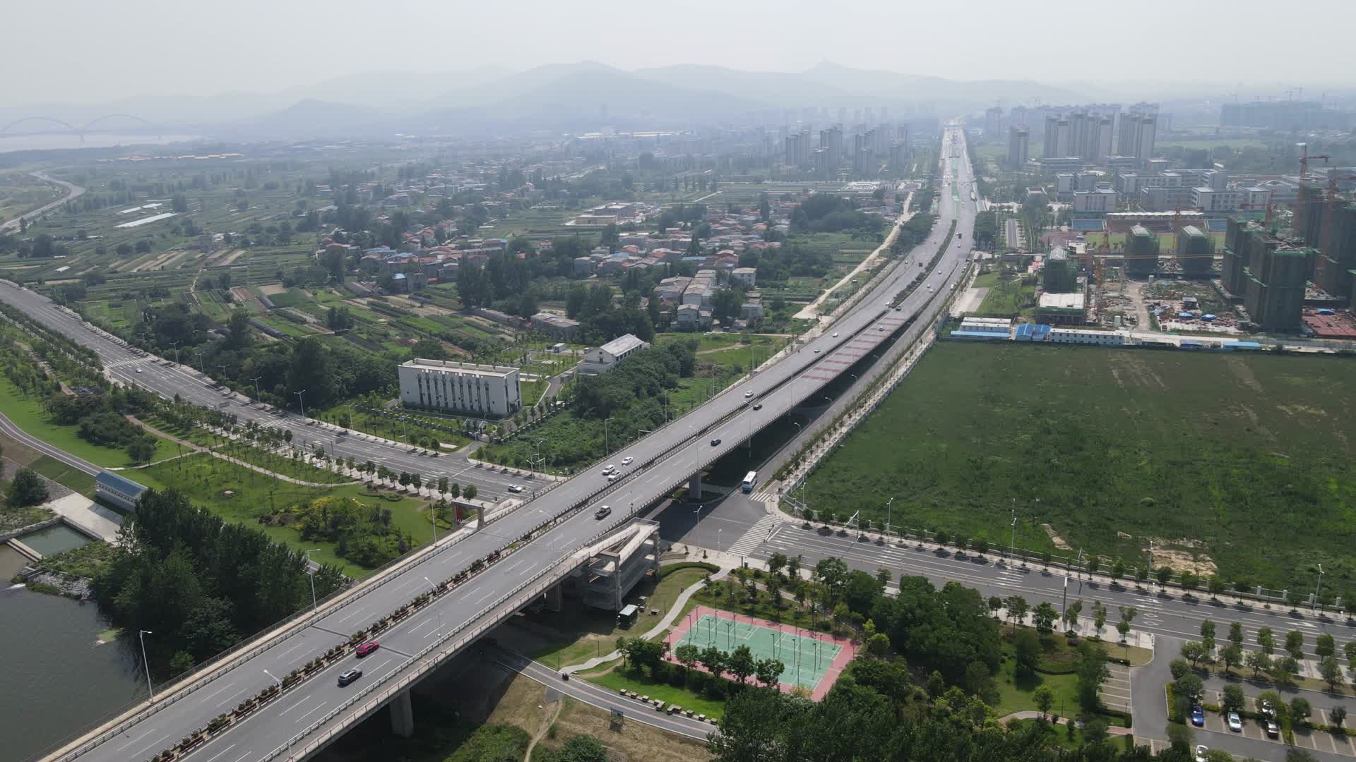 航拍湖北襄阳汉江东津大桥交通视频的预览图