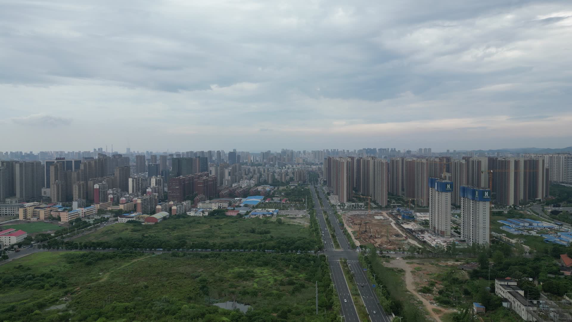 航拍江西九江城市建设视频的预览图