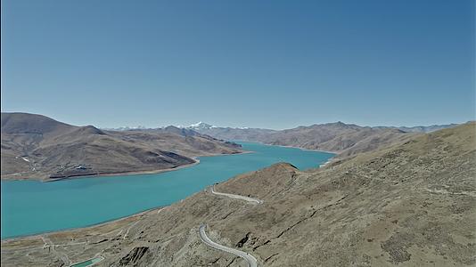 4k高清航拍西藏羊卓雍措羊湖高原湖泊雪山风景自然风光湖水视频的预览图