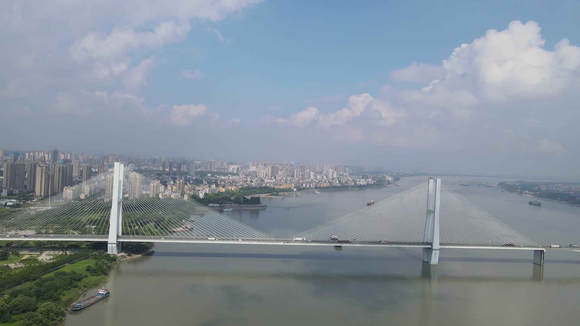 湖北荆州长江大桥交通航拍视频的预览图