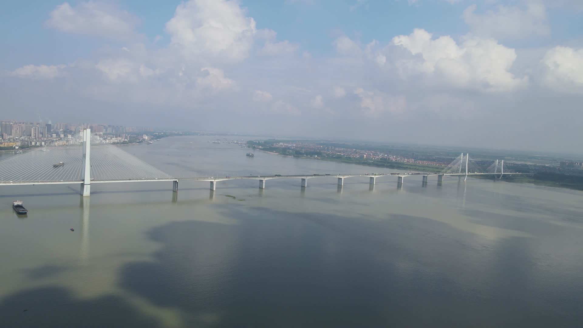 湖北荆州长江大桥交通航拍视频的预览图