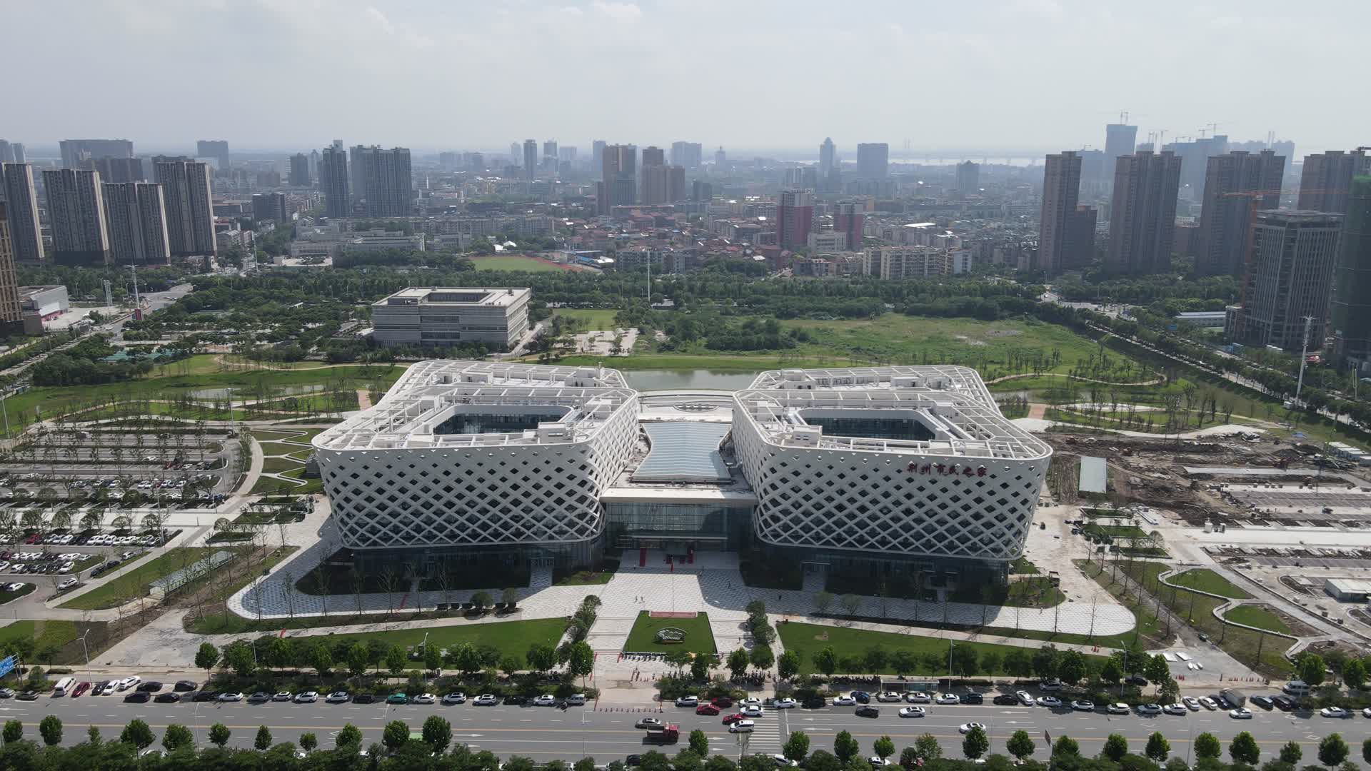 航拍湖北襄阳城市建设绿化高楼视频的预览图
