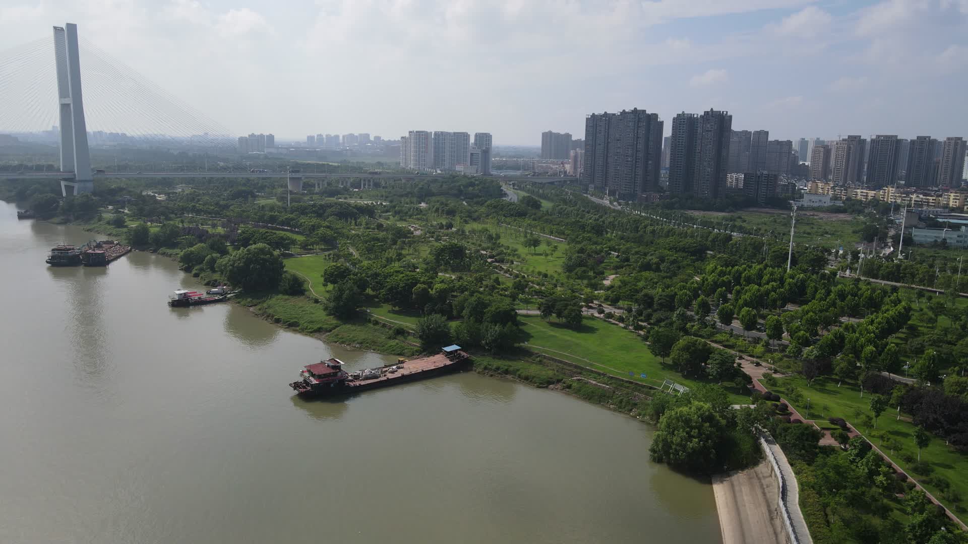 航拍湖北襄阳城市建设绿化高楼视频的预览图