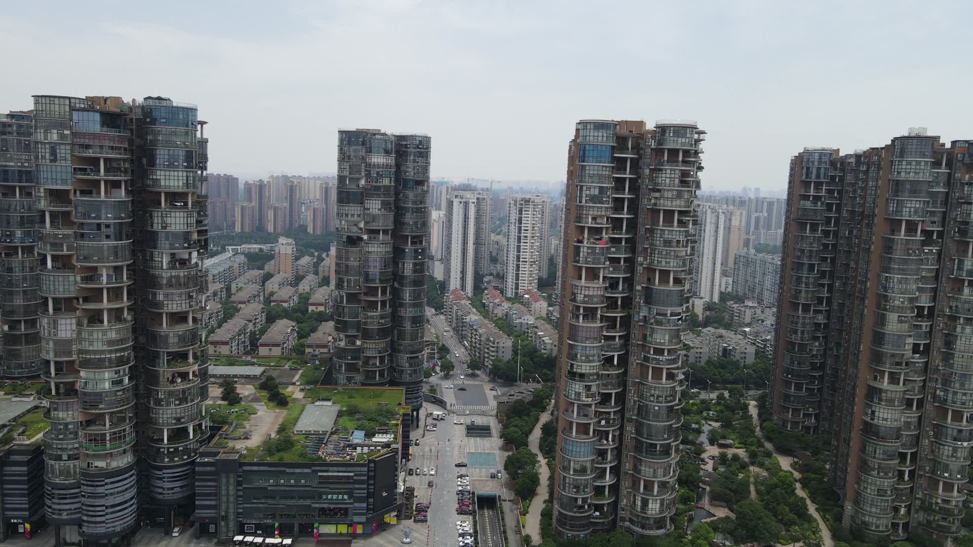 航拍湖南长沙湘江边高楼建筑视频的预览图