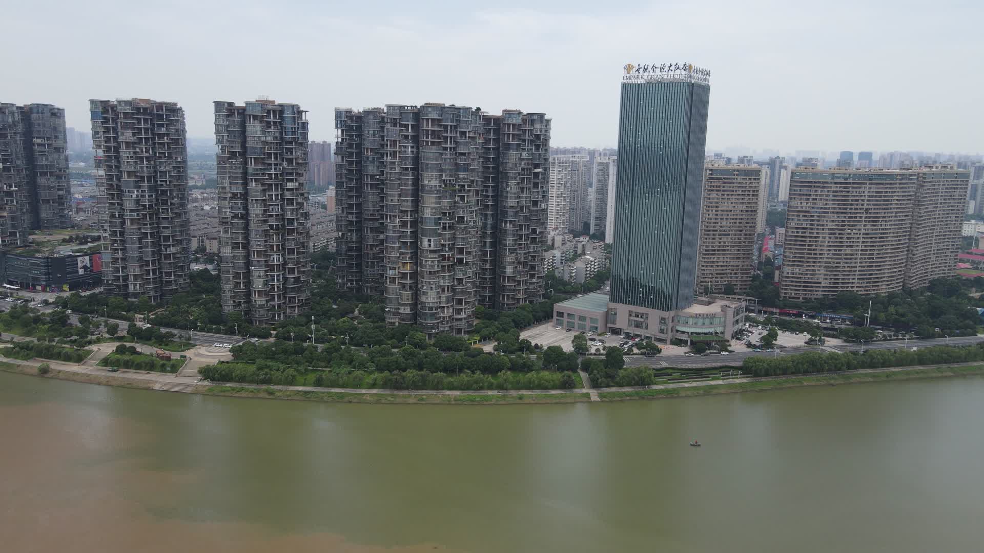 航拍湖南长沙湘江世纪城视频的预览图