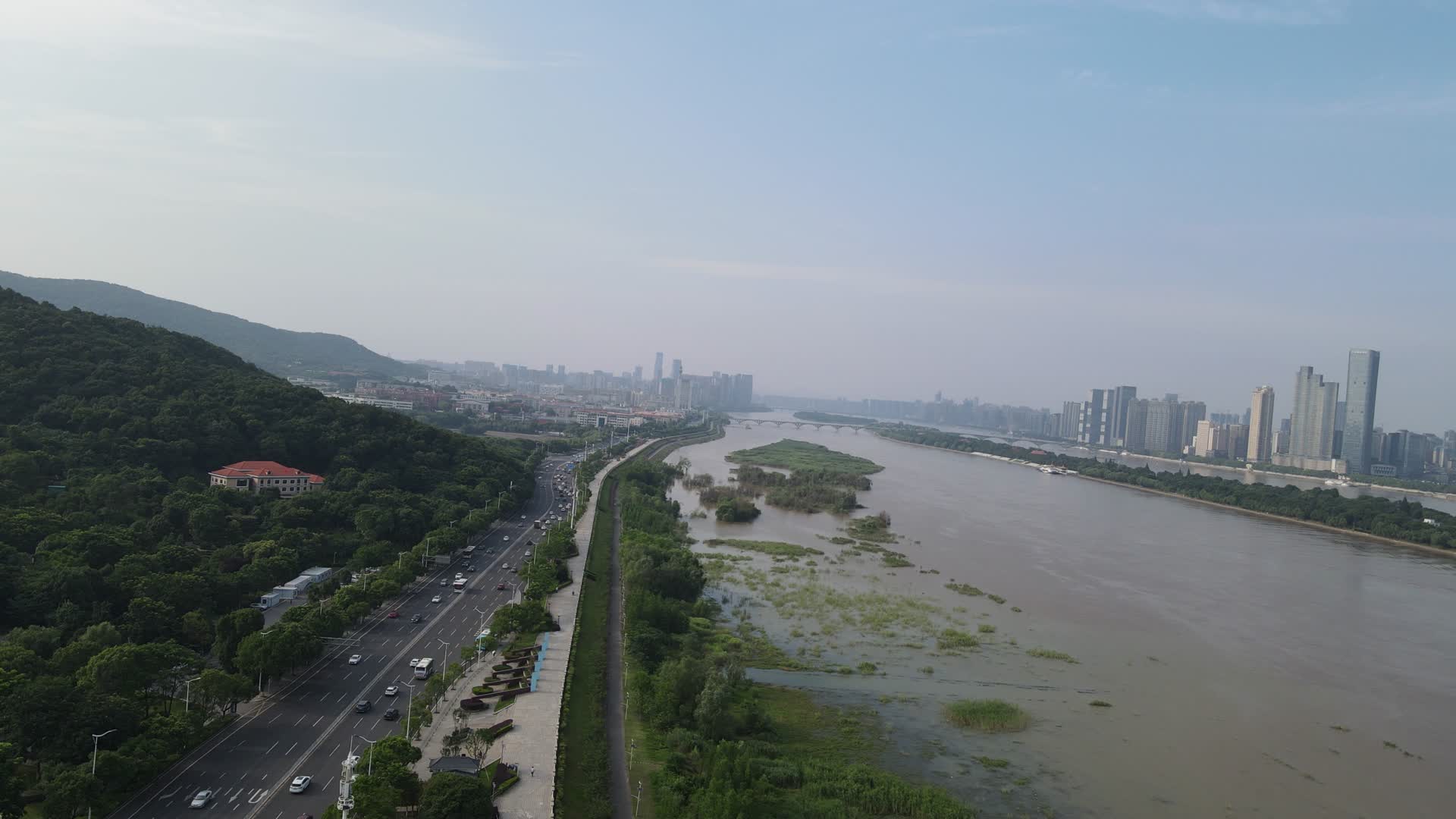 航拍湖南长沙湘江风光视频的预览图