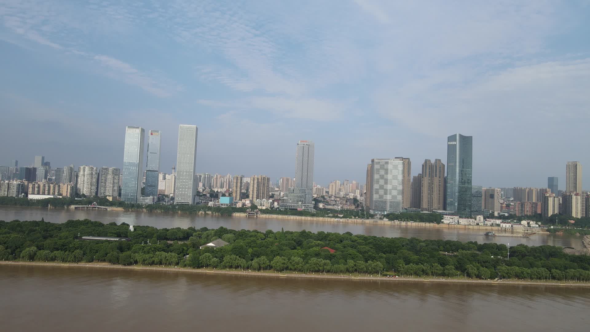 航拍湖南长沙湘江橘子洲风光视频的预览图