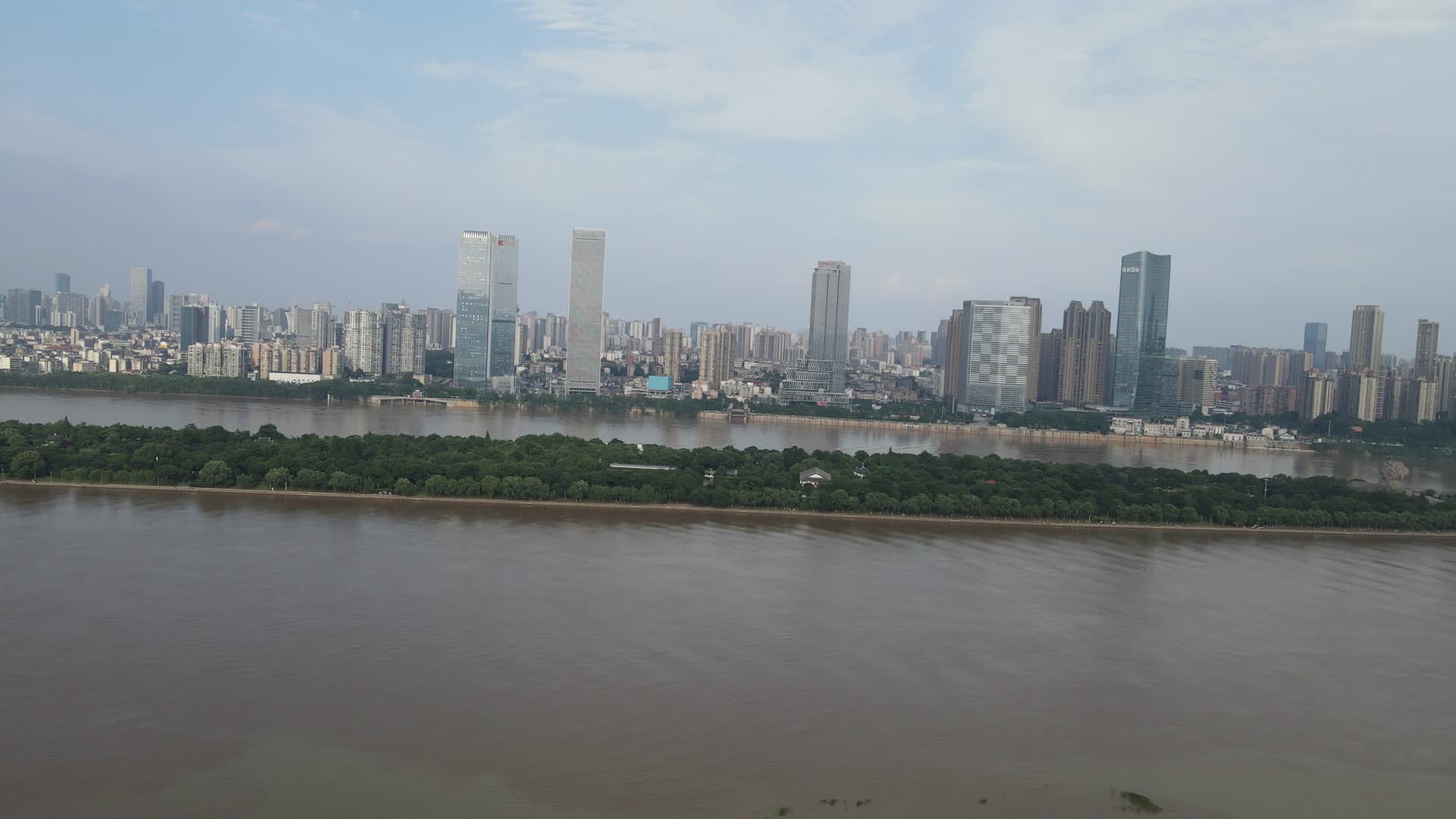 航拍湖南长沙湘江橘子洲风光视频的预览图