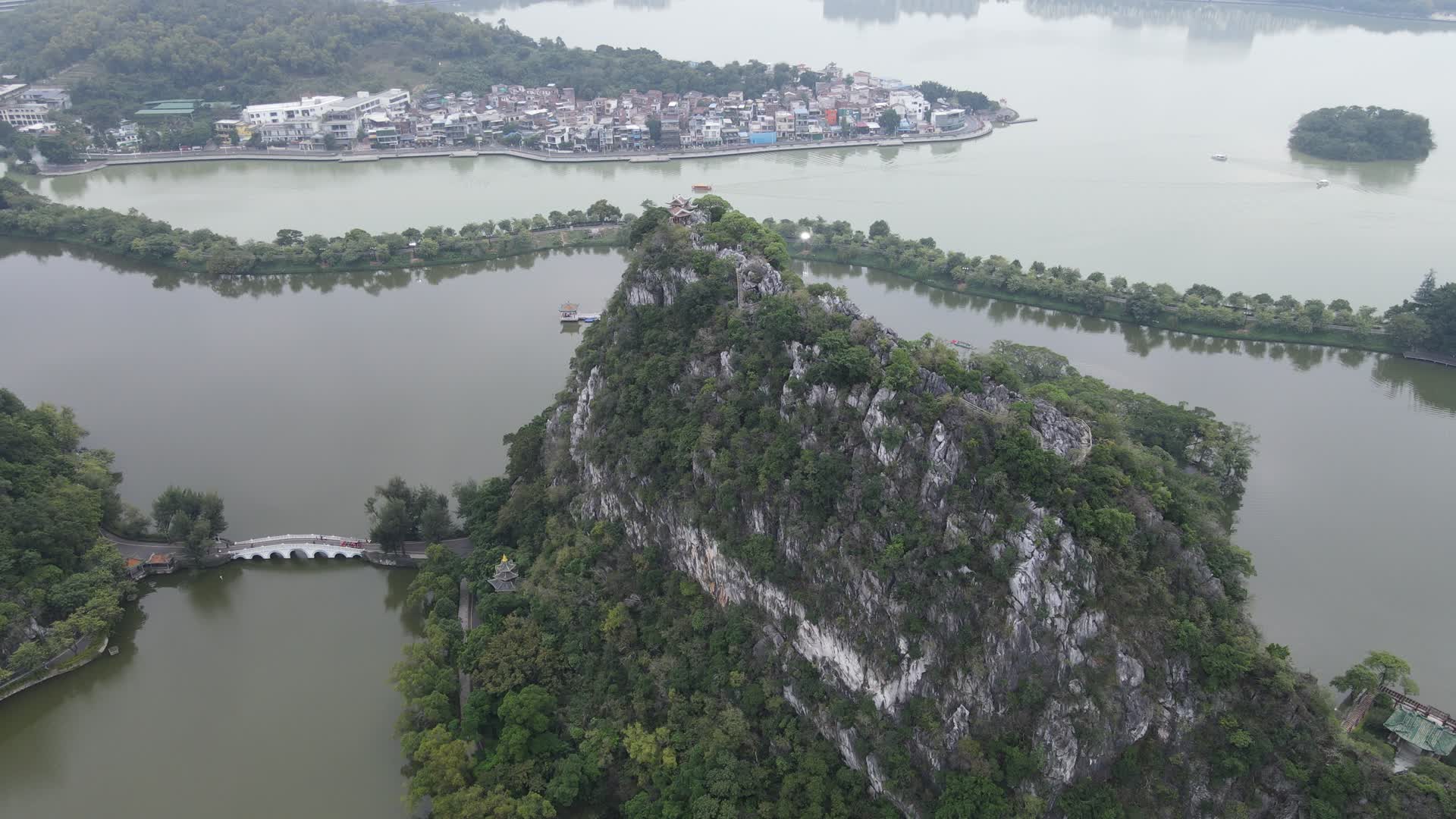 高空俯拍大山湖泊视频的预览图