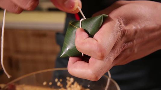 镜头合集传统包粽子手法视频的预览图