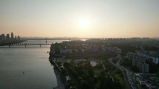 航拍湖北襄阳城市清晨视频的预览图