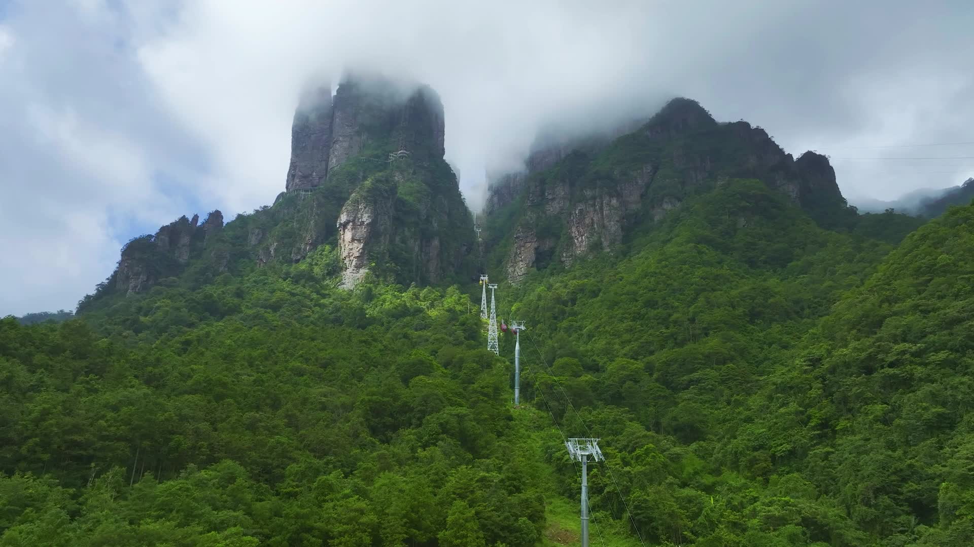 4K无人机航拍平南北帝山风光视频的预览图