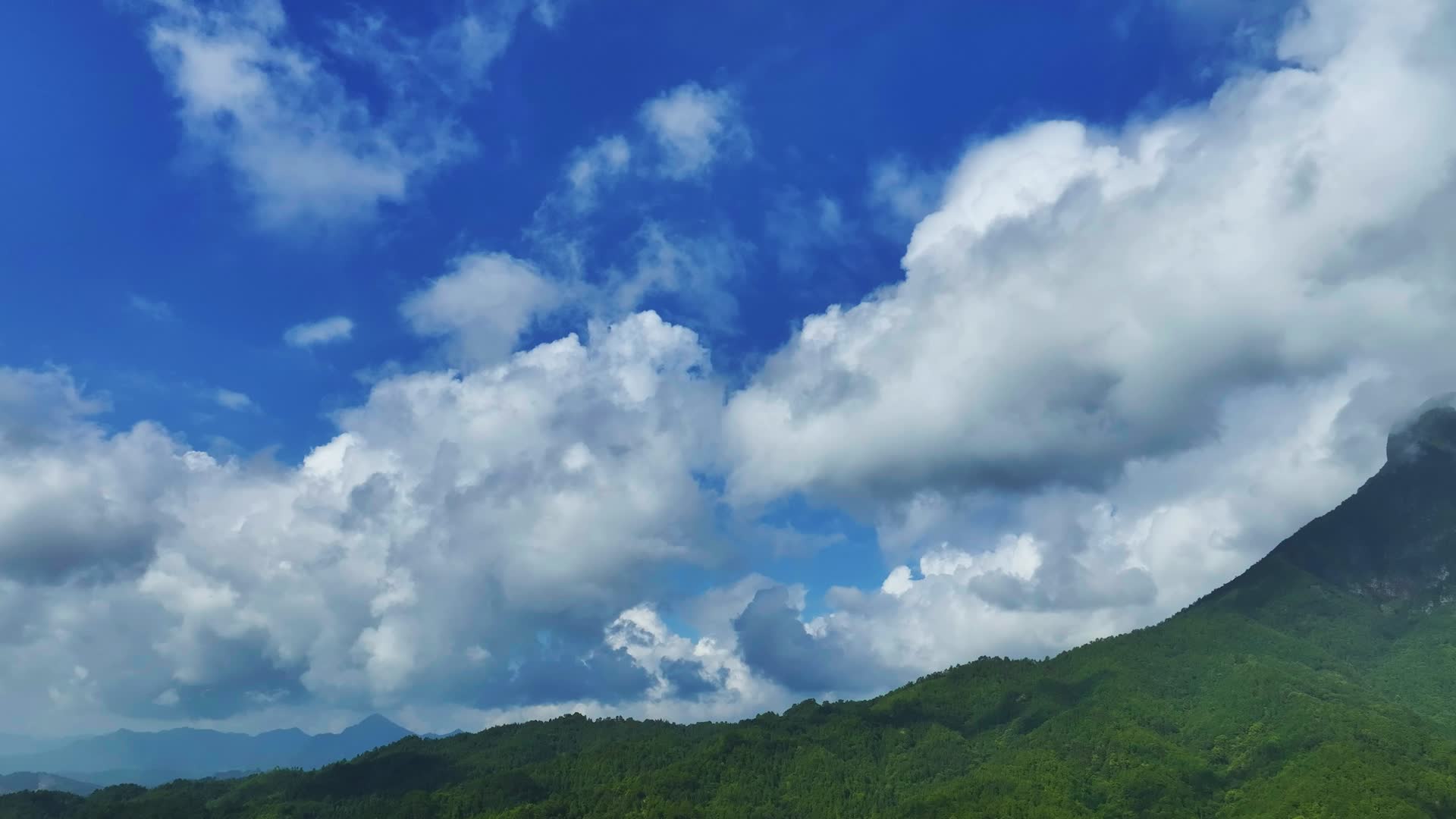 4K超清无人机航拍平南北帝山风光视频的预览图