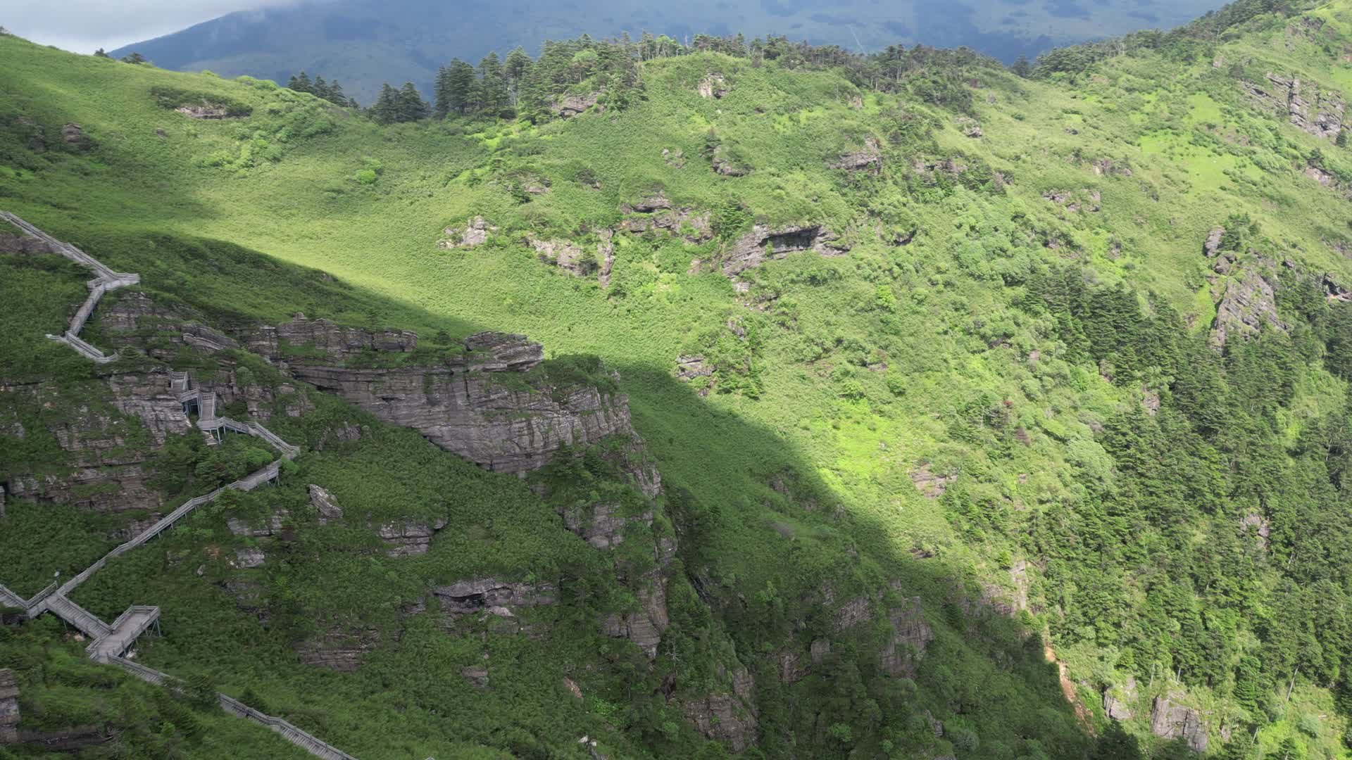 航拍湖北神农架5A景区神农谷视频的预览图