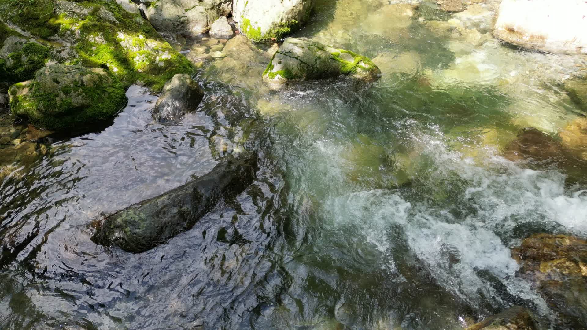 航拍湖北神农架5A景区天生桥视频的预览图