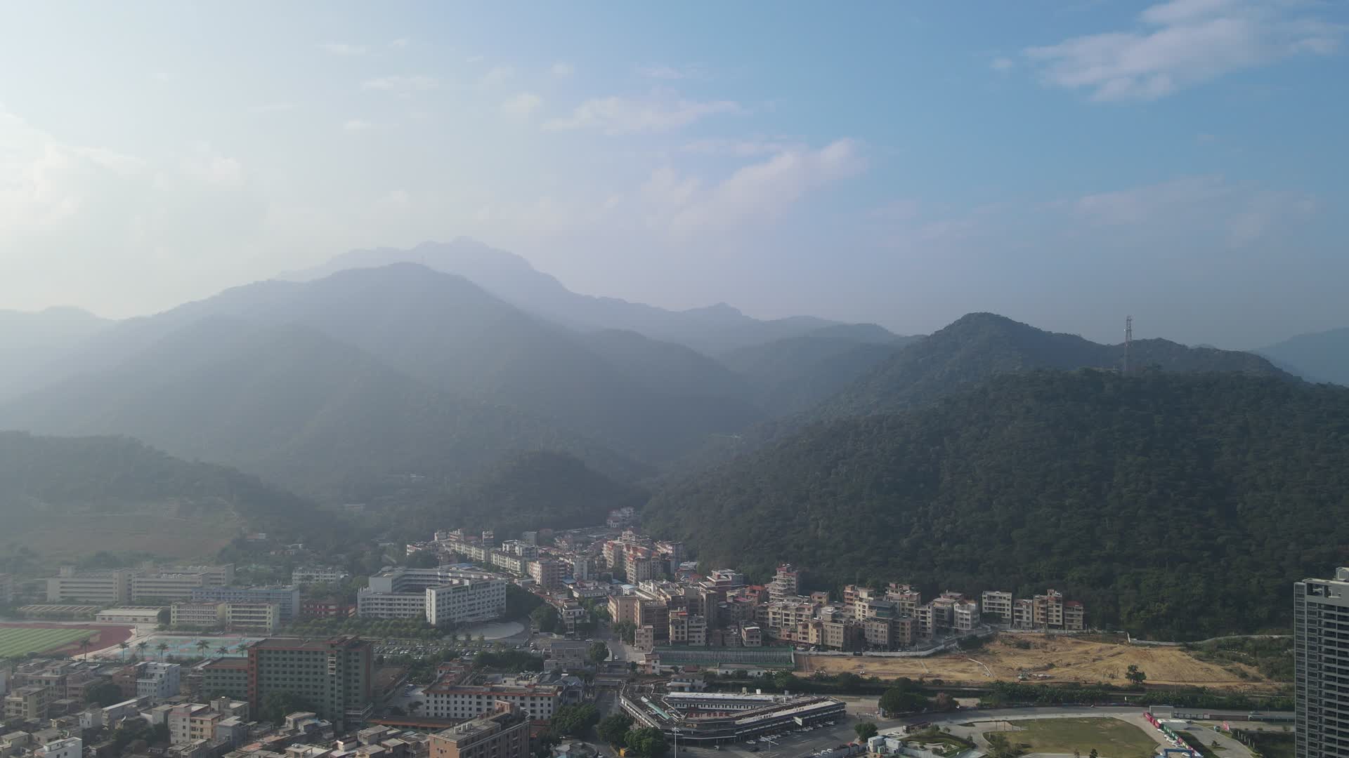 航拍城市与山林交映视频的预览图