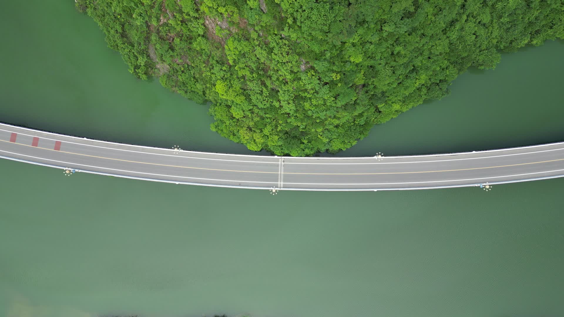 航拍水上最美公路湖北新山视频的预览图