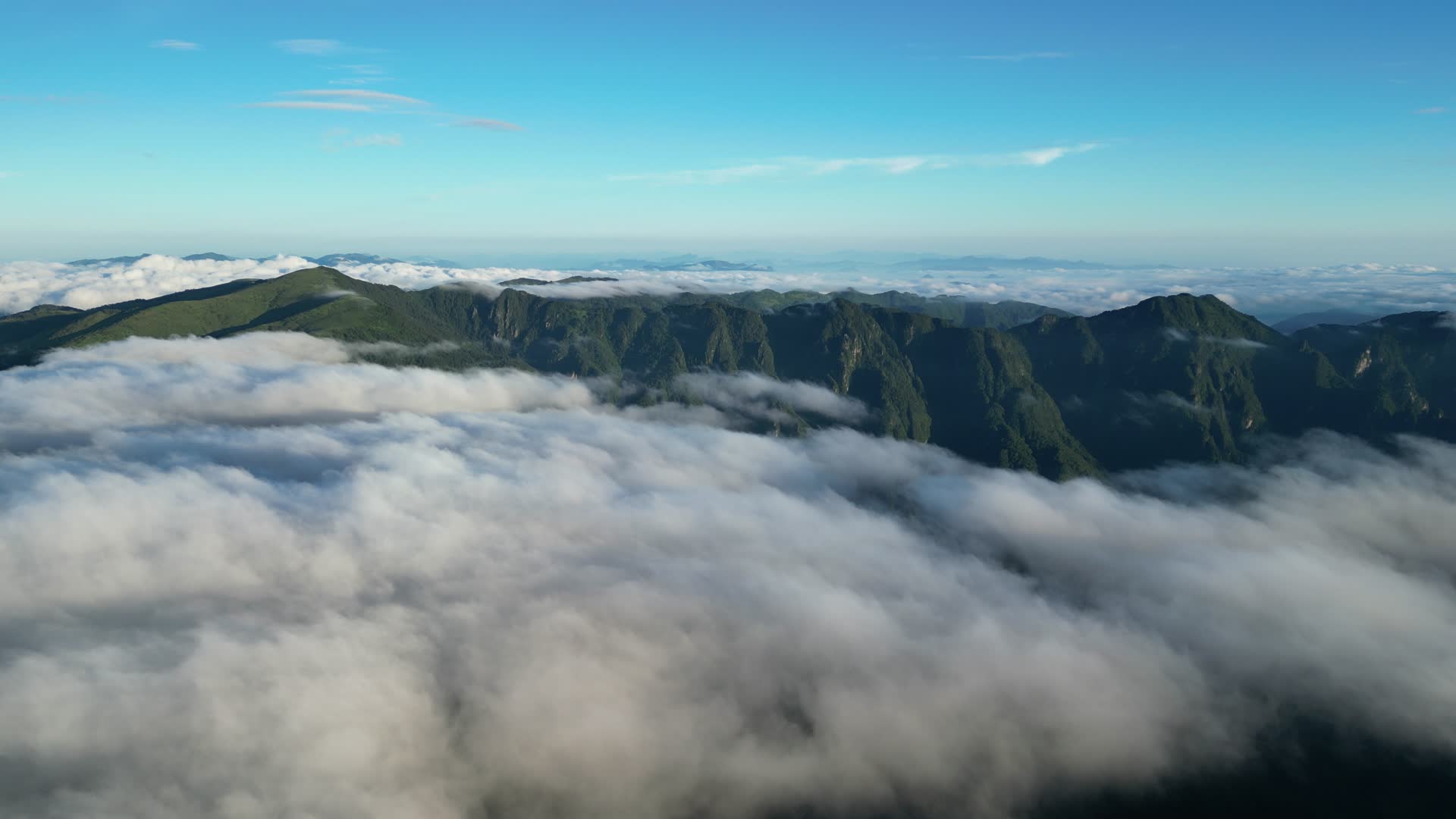 航拍高山云海湖北神农架景区视频的预览图