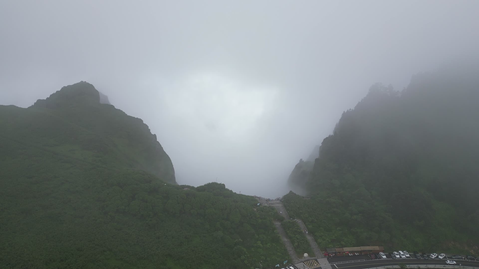 航拍大山山谷云雾缭绕湖北神农架视频的预览图