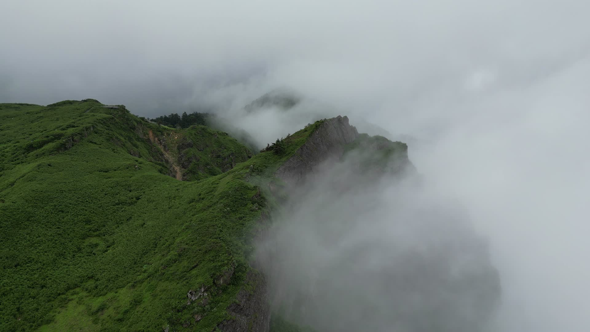 航拍大山山谷云雾缭绕湖北神农架视频的预览图