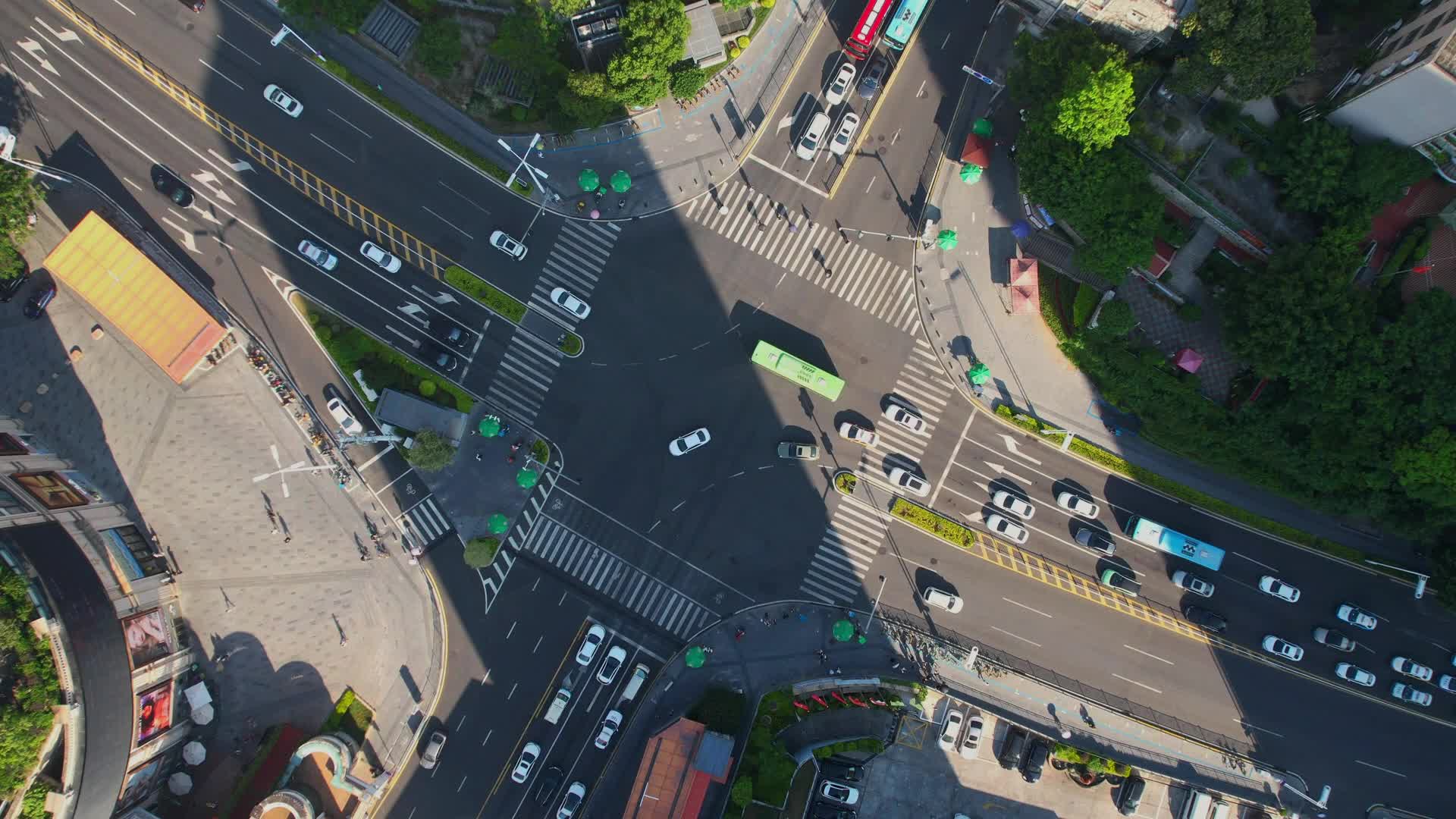 航拍城市交通路口景观视频的预览图