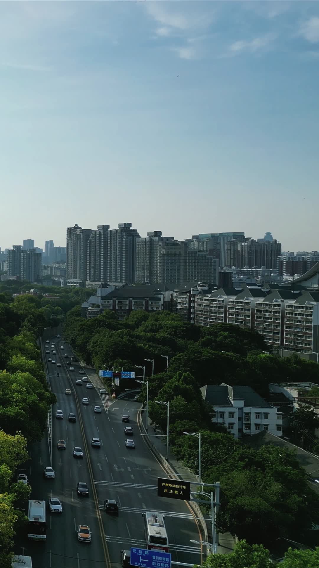 航拍湖北武汉城市交通轨道视频的预览图