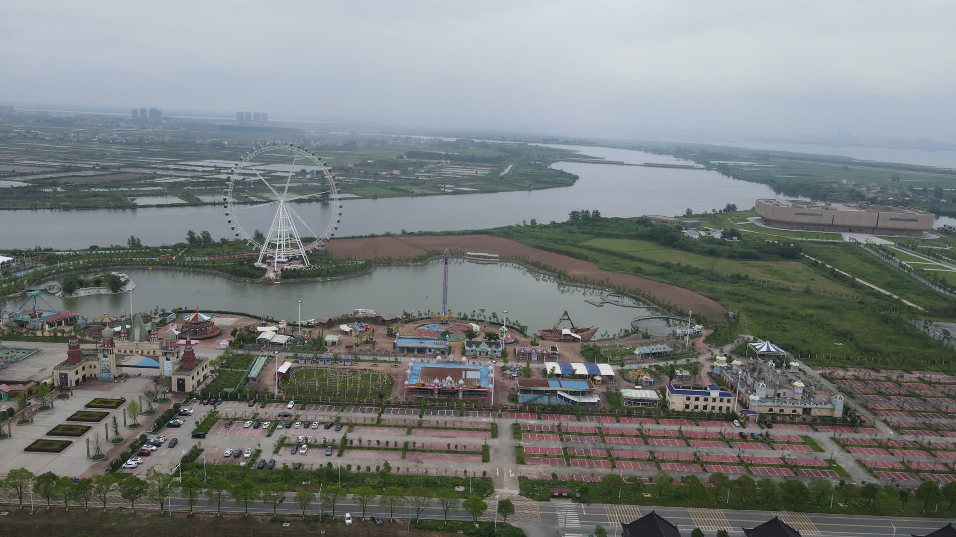 航拍湖南岳阳洞庭湖博物馆游乐场摩天轮视频的预览图