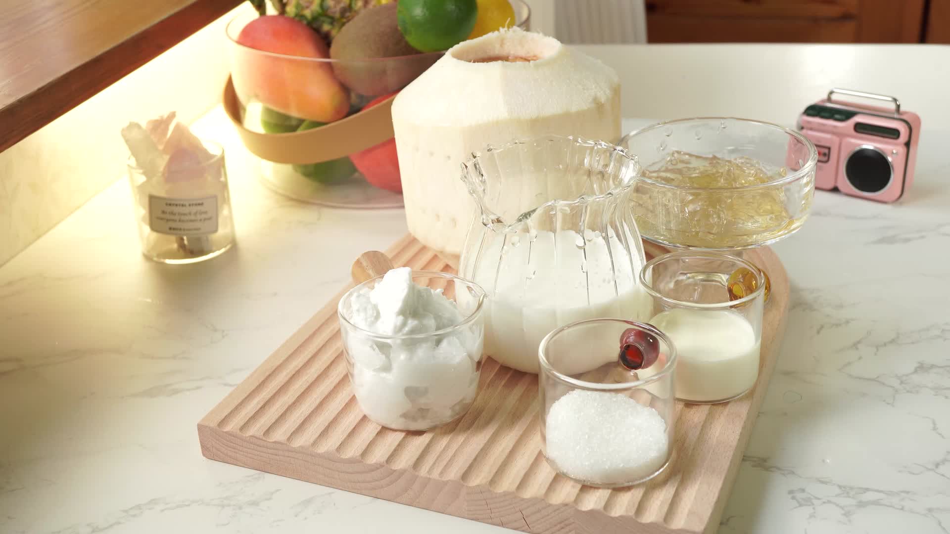 杯子倒牛奶椰子椰乳食材视频的预览图