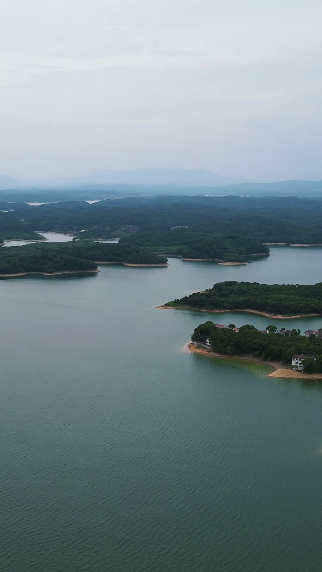 航拍祖国壮丽河山湖北洈水风景区竖屏视频的预览图