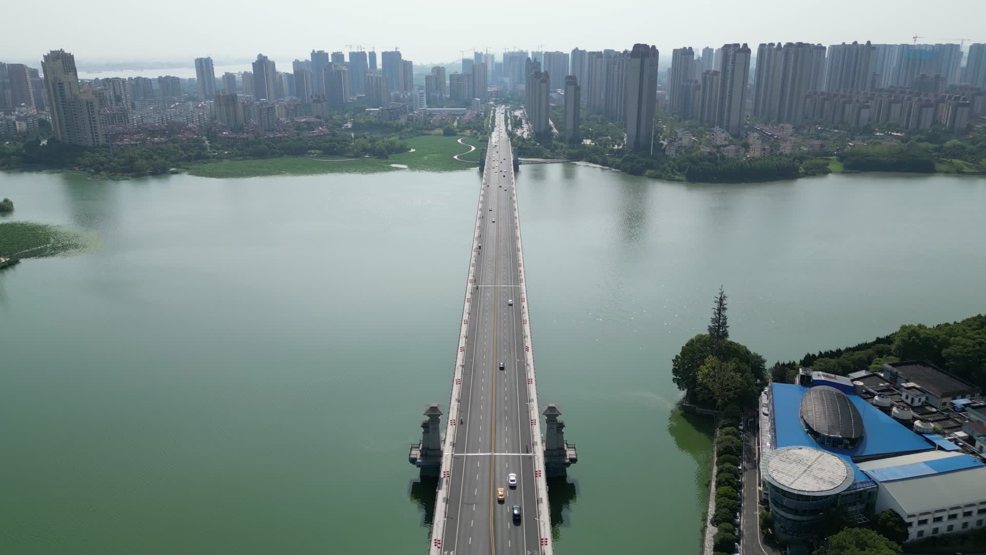 航拍湖北鄂州凤凰大桥视频的预览图
