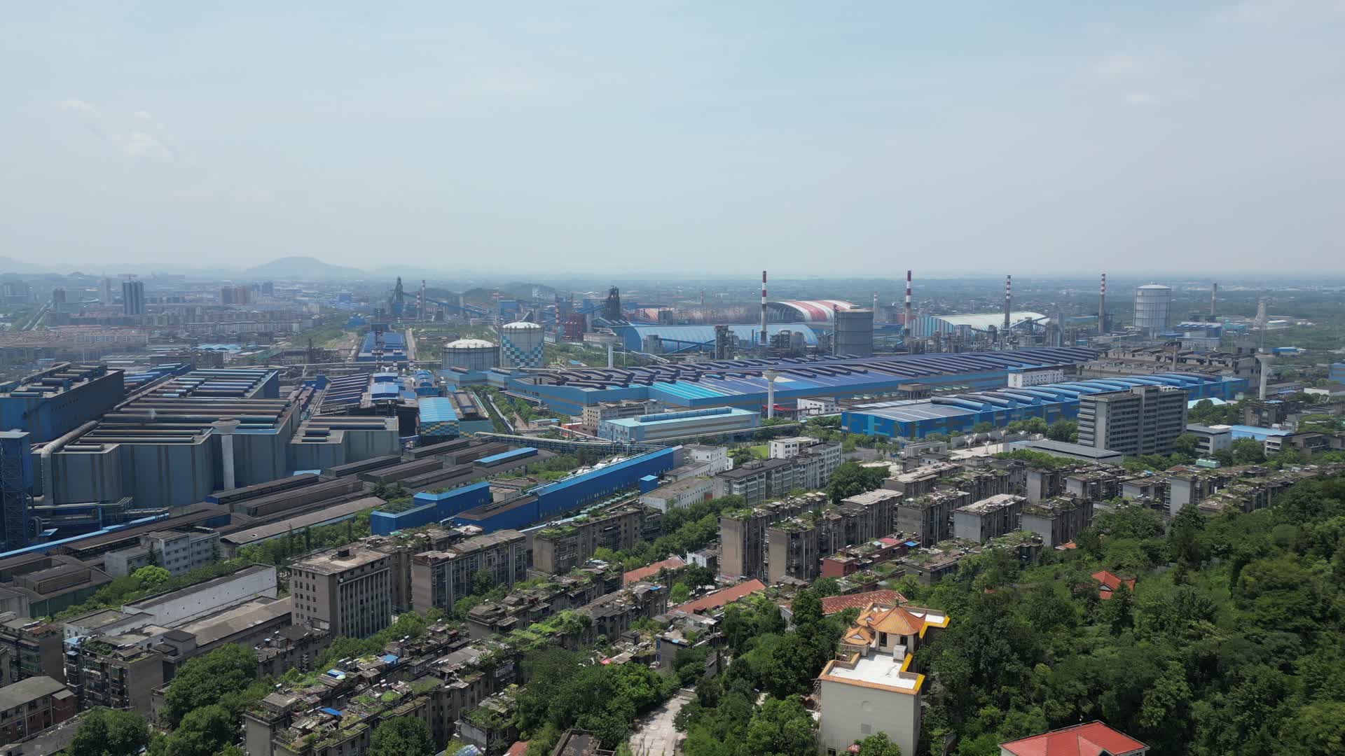 航拍工业生产钢铁厂视频的预览图