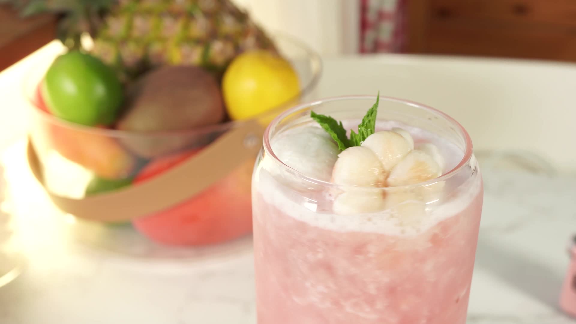 山竹果汁榨汁冰饮水果沙冰视频的预览图