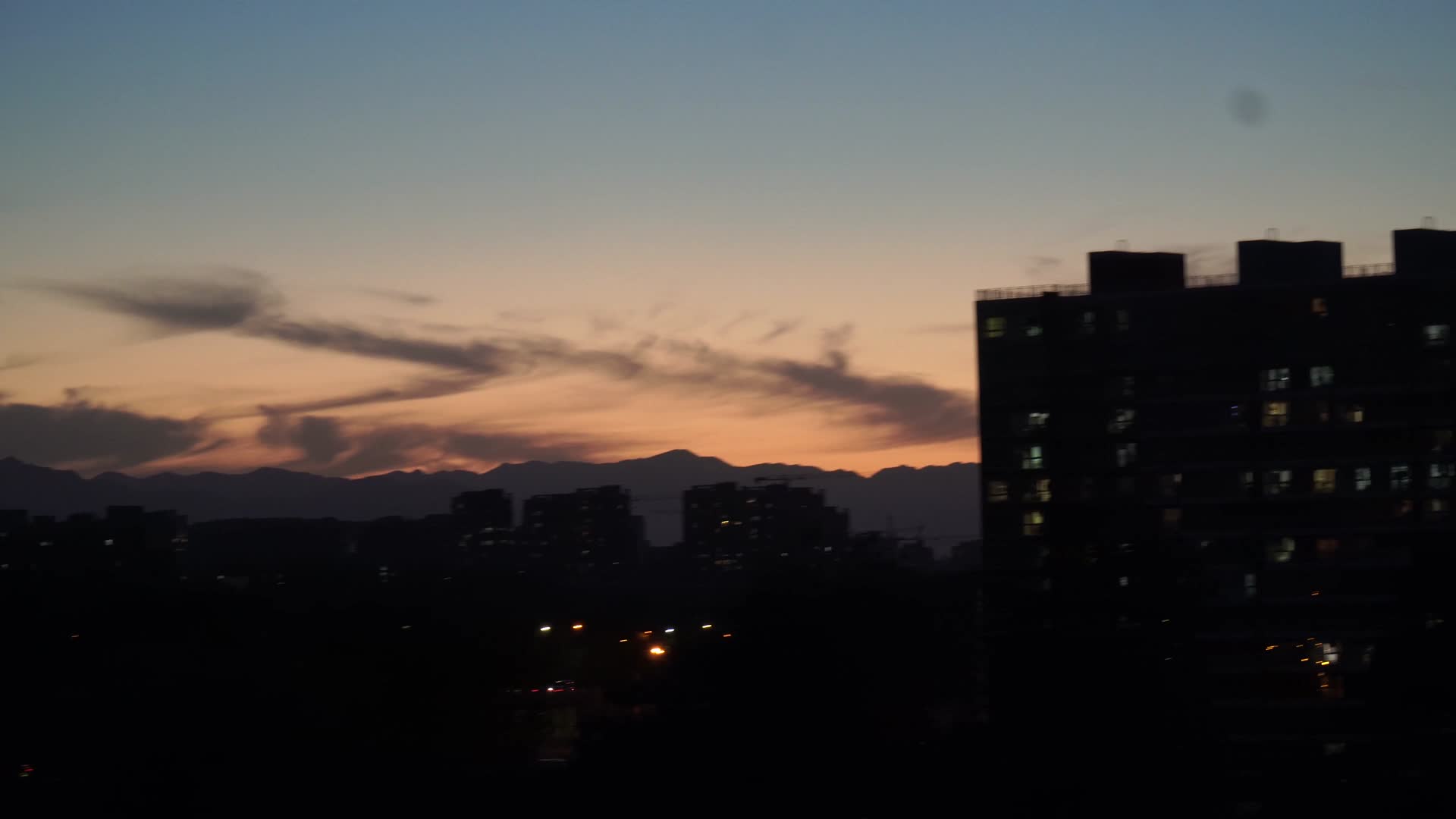 夜景夜晚黄昏夕阳城市楼房视频的预览图