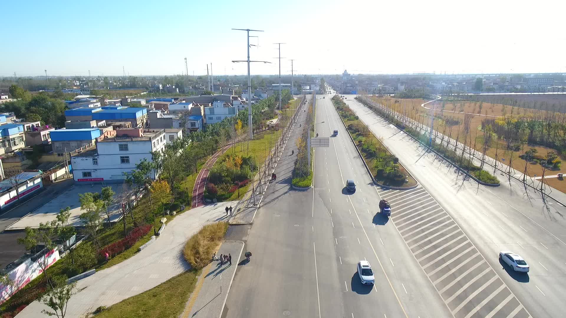 航拍城郊道路视频的预览图