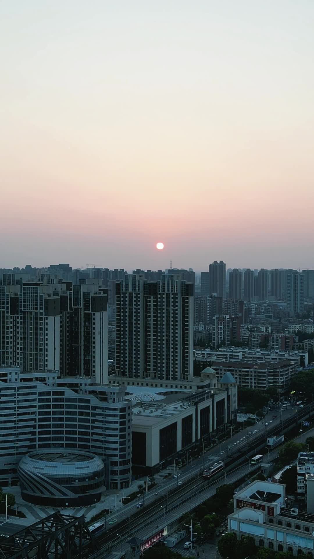 航拍城市日落晚霞湖北襄阳竖屏视频的预览图