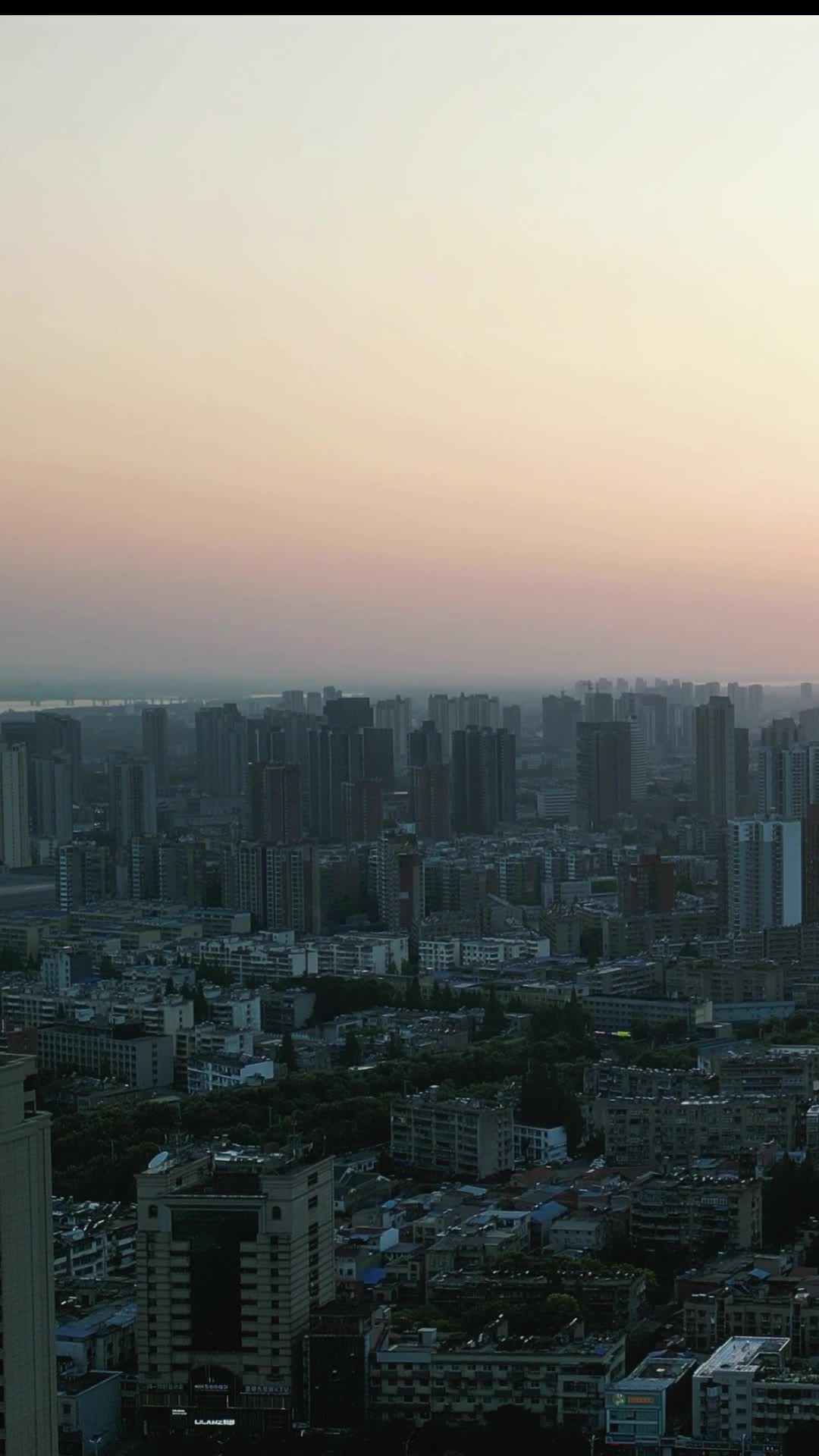 航拍城市日落晚霞湖北襄阳竖屏视频的预览图
