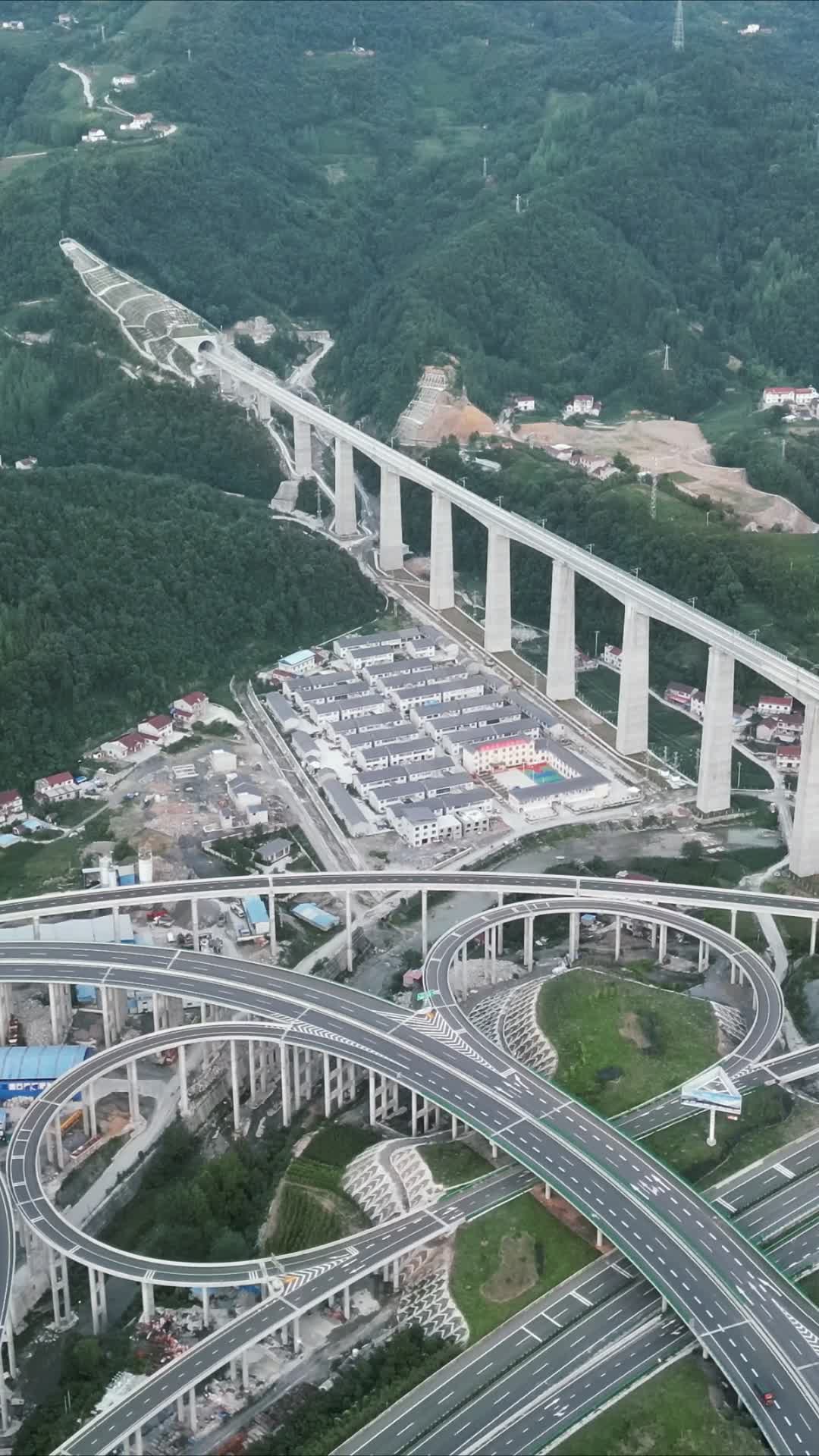 航拍高架立交桥竖屏交通视频的预览图